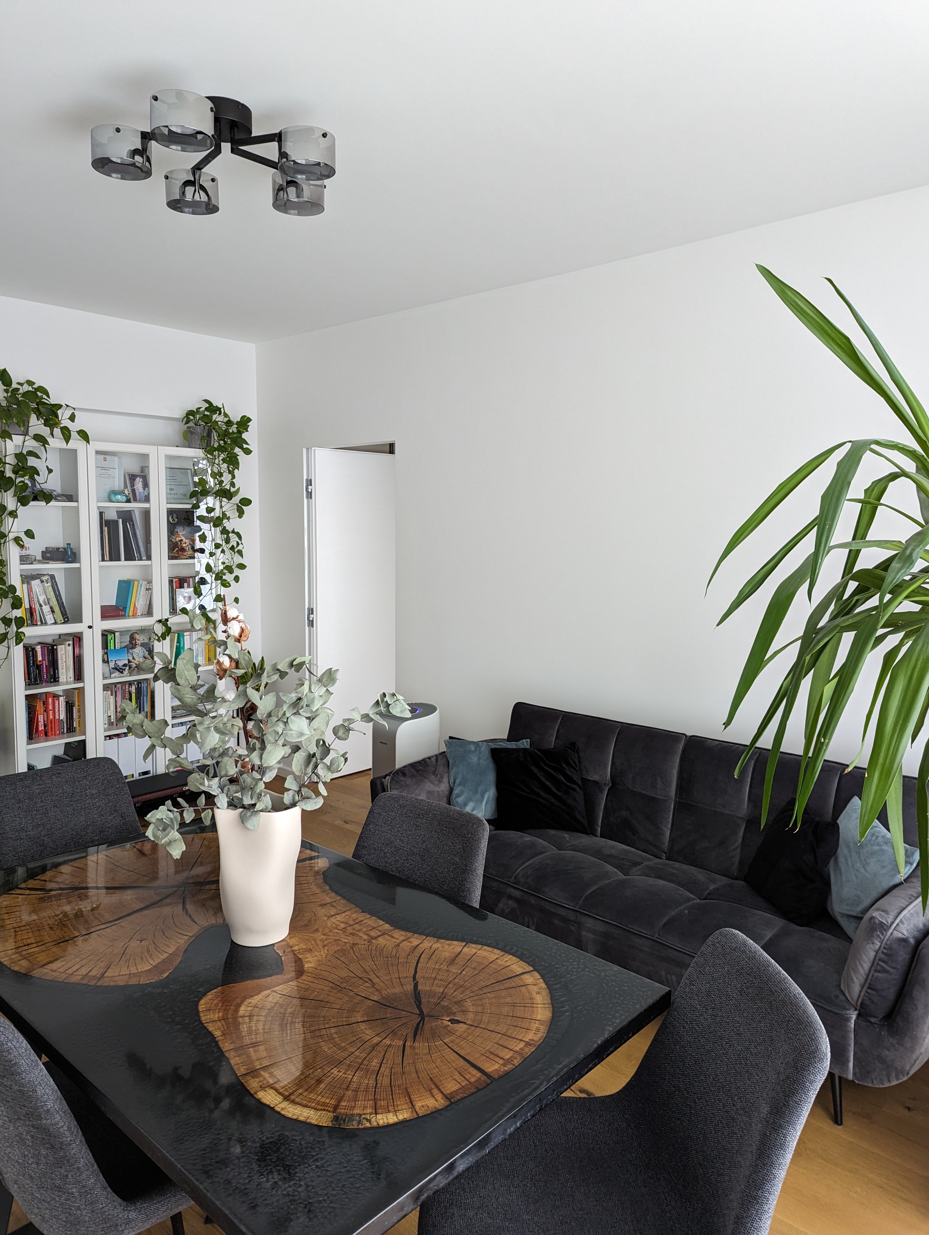 Circular live edge wood table with dramatic black epoxy resin river and matching base - cu râu dramatic din rășină epoxidică neagră și bază asortată - Resin Art Factory Constanta